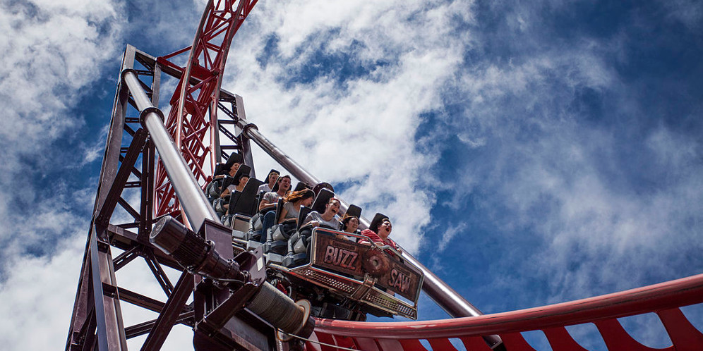 Ngeri Banget, Rollercoaster Ngadat Bikin Penumpang Nyangkut Vertikal! thumbnail